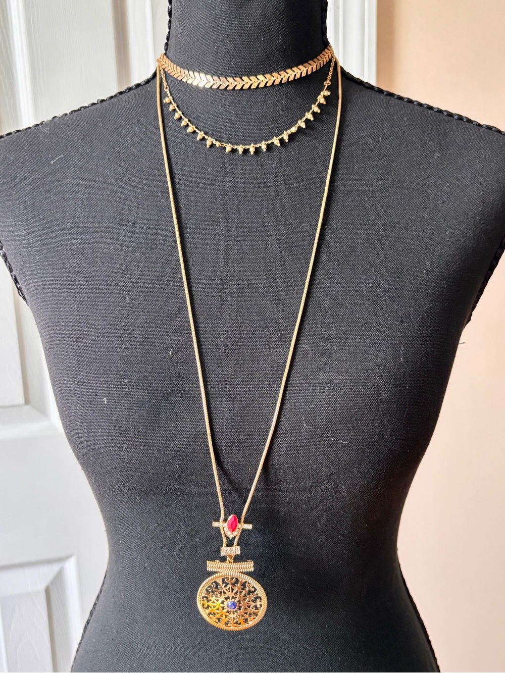 Guess vintage Gold-Tone Multi-Strand Pendant Necklace Multicolor Stones